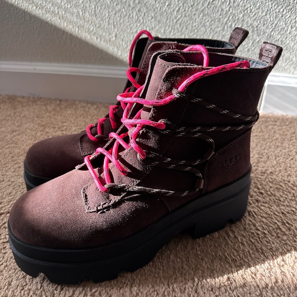 UGG Women's Brisbane Brown Boots with 2 Different Colored Laces